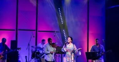 فريق حافظ وبستان على خشبة مسرح مكتبة الإسكندرية